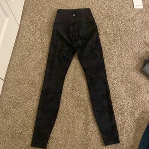 LULULEMON SIZE 2 “28 CAMO WUNDER UNDER LEGGINGS